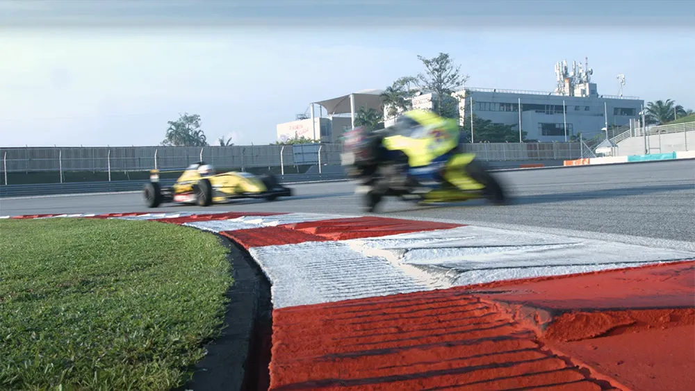 Auto e moto impegnate durante un evento in circuito