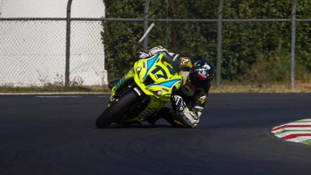 Moto sportiva in piega sul circuito