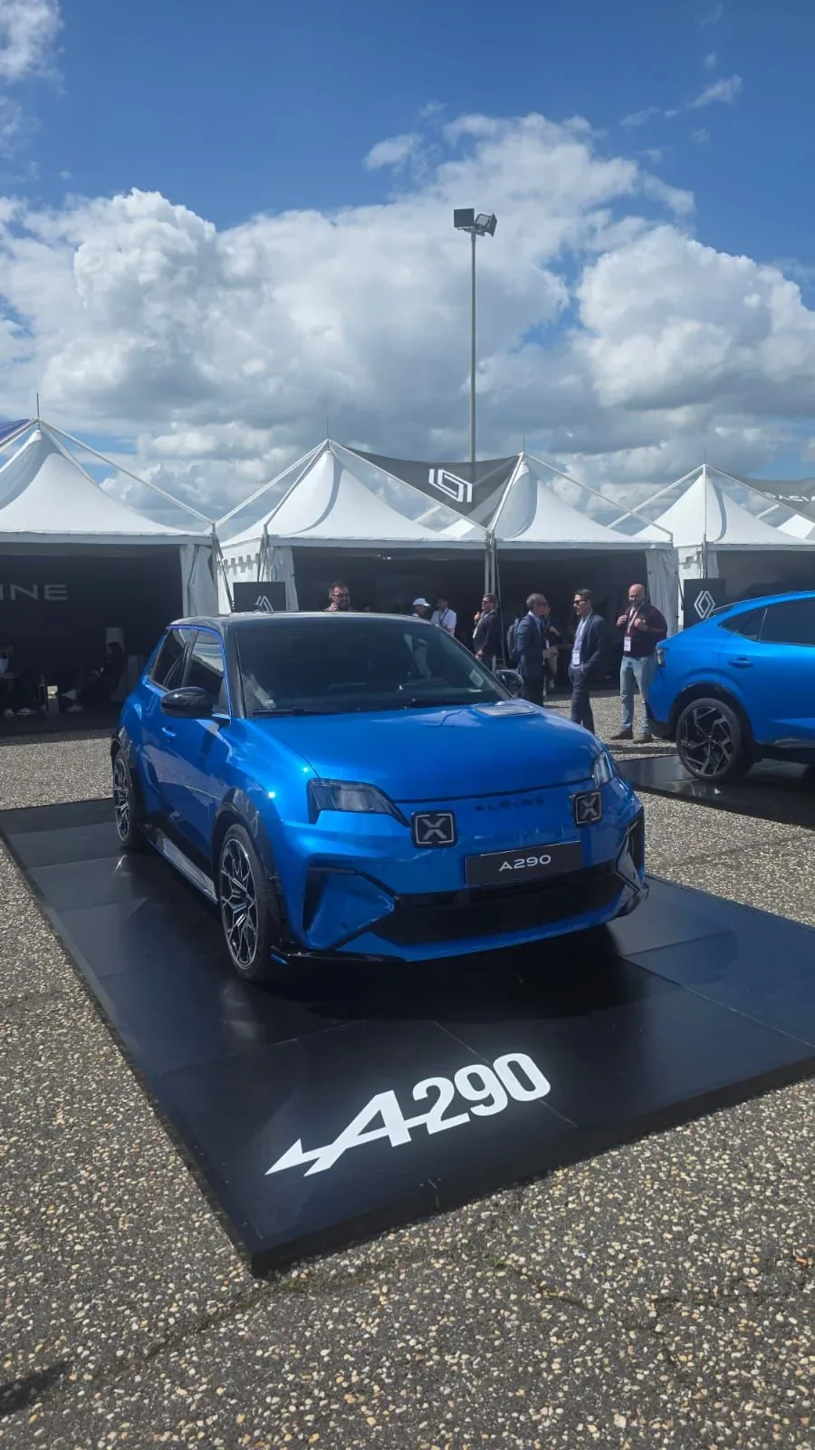 Vettura esposta durante una presentazione prodotto automotive