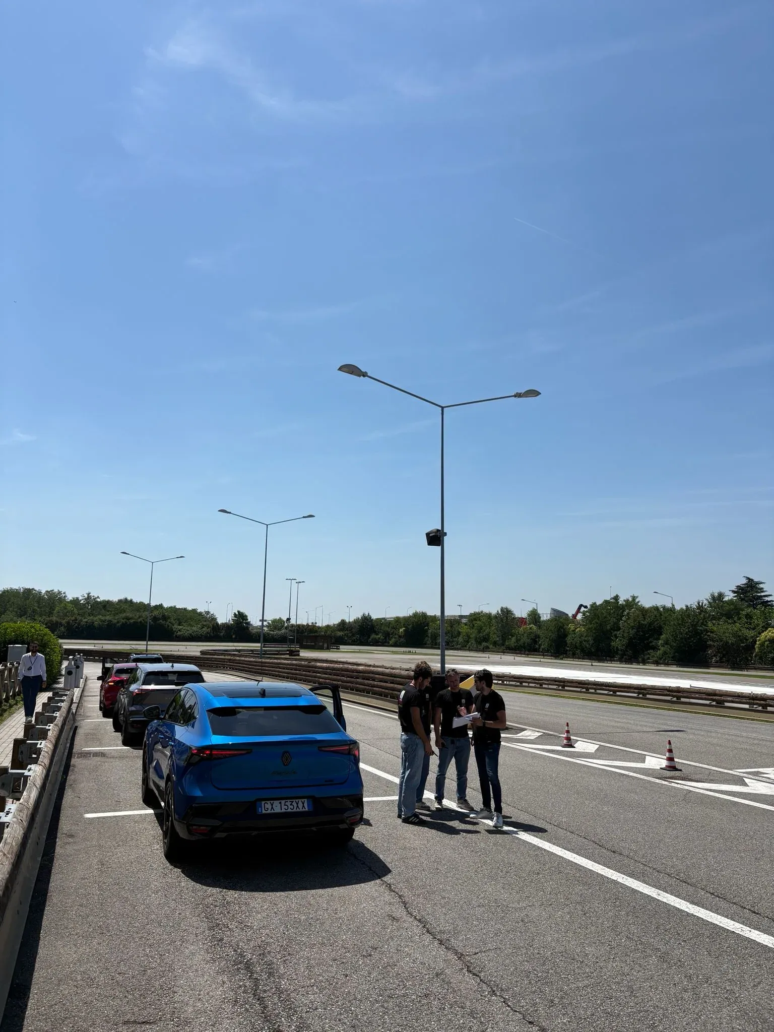 Flotta e team operativo durante un test drive su pista