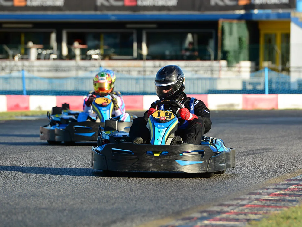 Piloti kart durante una sessione in circuito