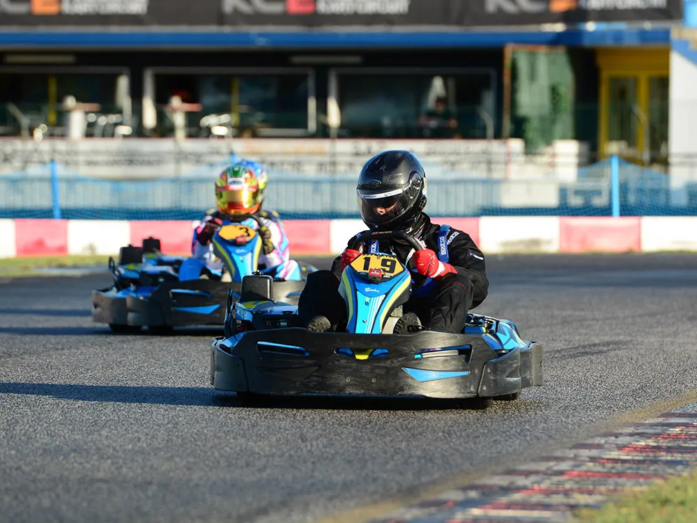 Piloti kart durante una sessione in circuito