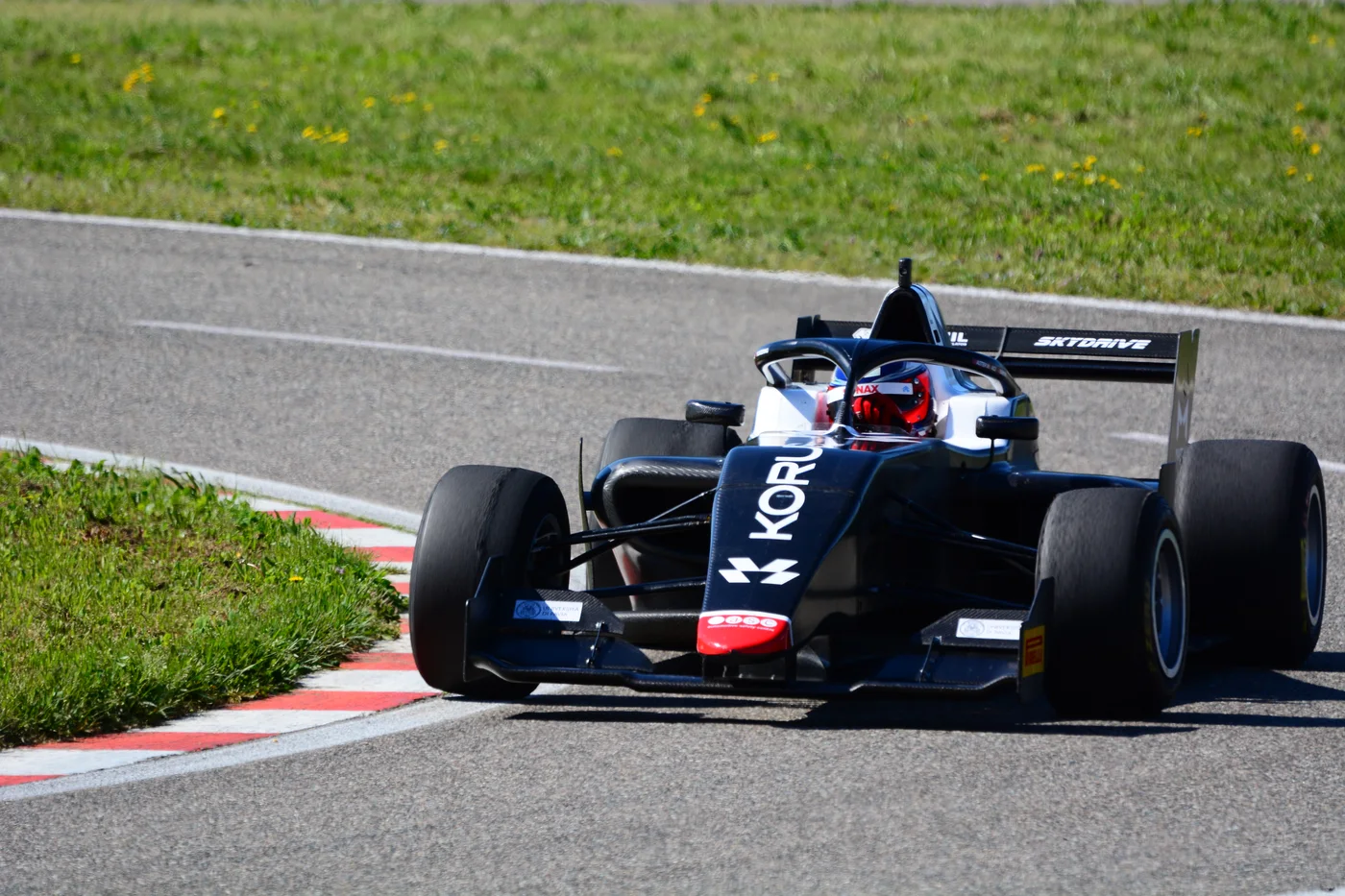 Vettura Formula durante una sessione formativa in pista