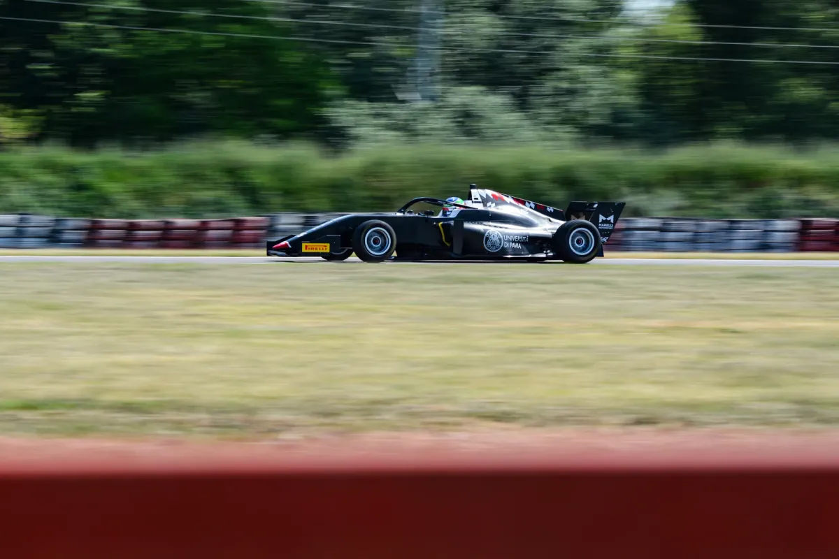 Monoposto universitaria durante una sessione tecnica in pista
